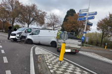 Busjes botsen op Structuurweg; veel schade
