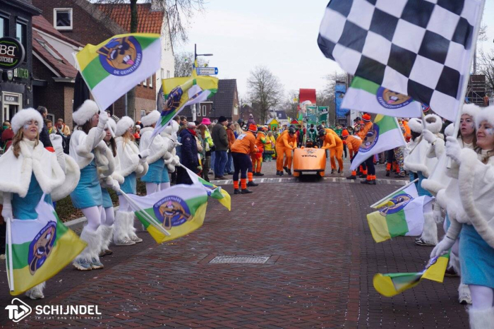 Grote optocht Schorsbos; deelnemers van jong tot oud 'gaon vur goud!' (video&fotoboeken)