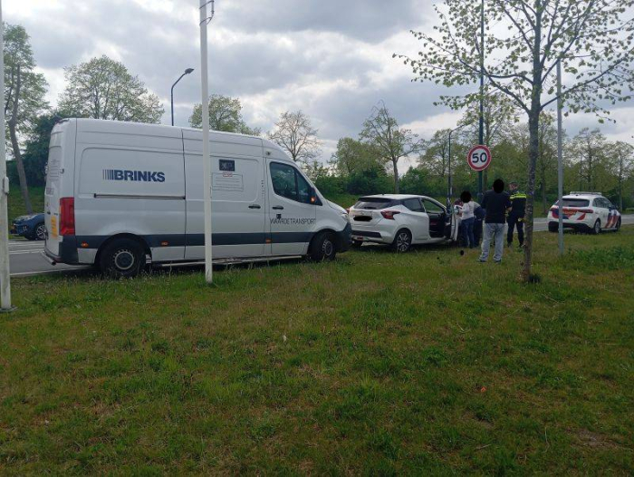 Politie beveiligt waardetransport na ongeval