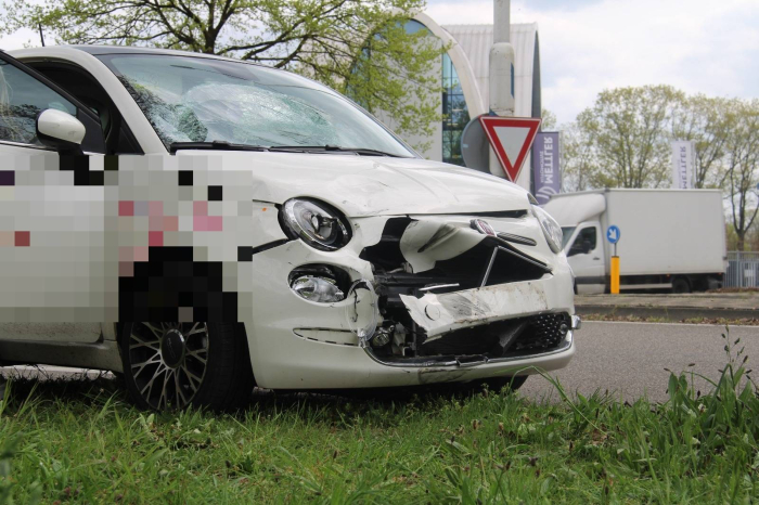 Ongeval tussen auto en motor Rooiseweg