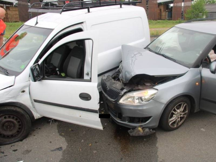 Ongeval tussen twee auto's op Nieuwe Eerdsebaan