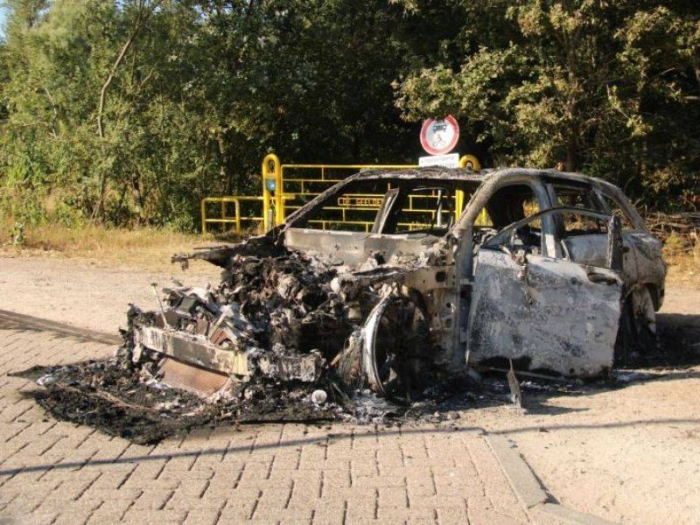 Auto volledig uitgebrand aangetroffen