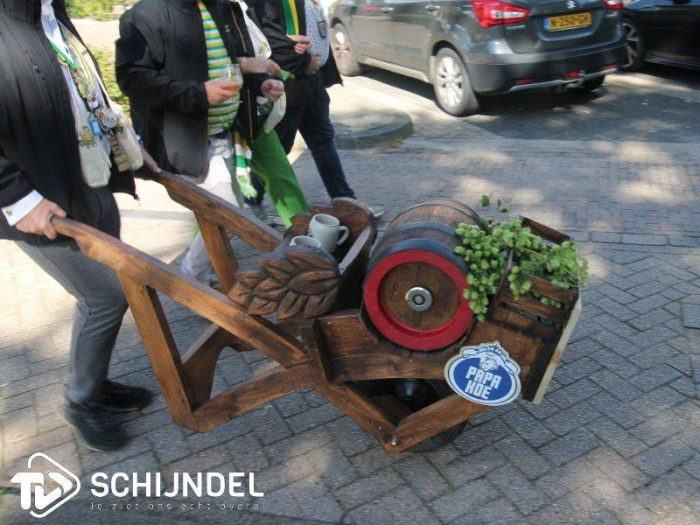 Eerste fust aangeslagen tijdens Hopoogstfeest (fotoboek)