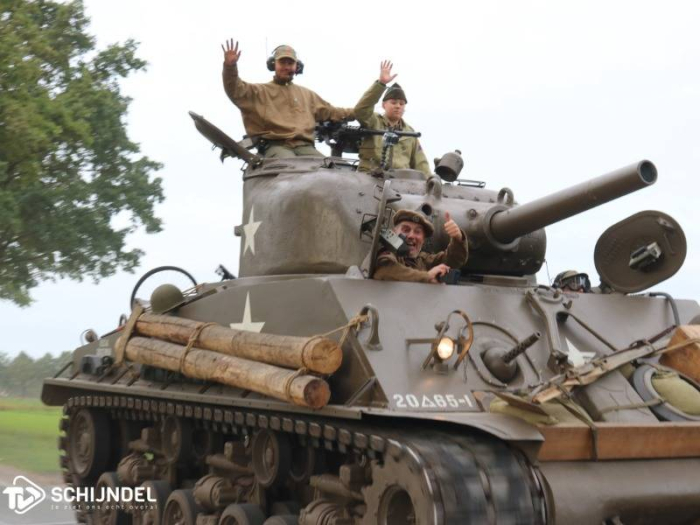 Meer dan 200 militaire voertuigen trekken door Schijndel