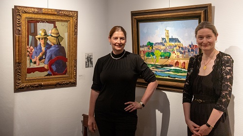 Bol Charlotte en Willemijn bij het werk van hun grootvader FOTO Ad Hartjes