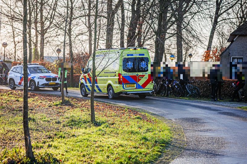Meerdere wielrenners ten val door glad wegdek